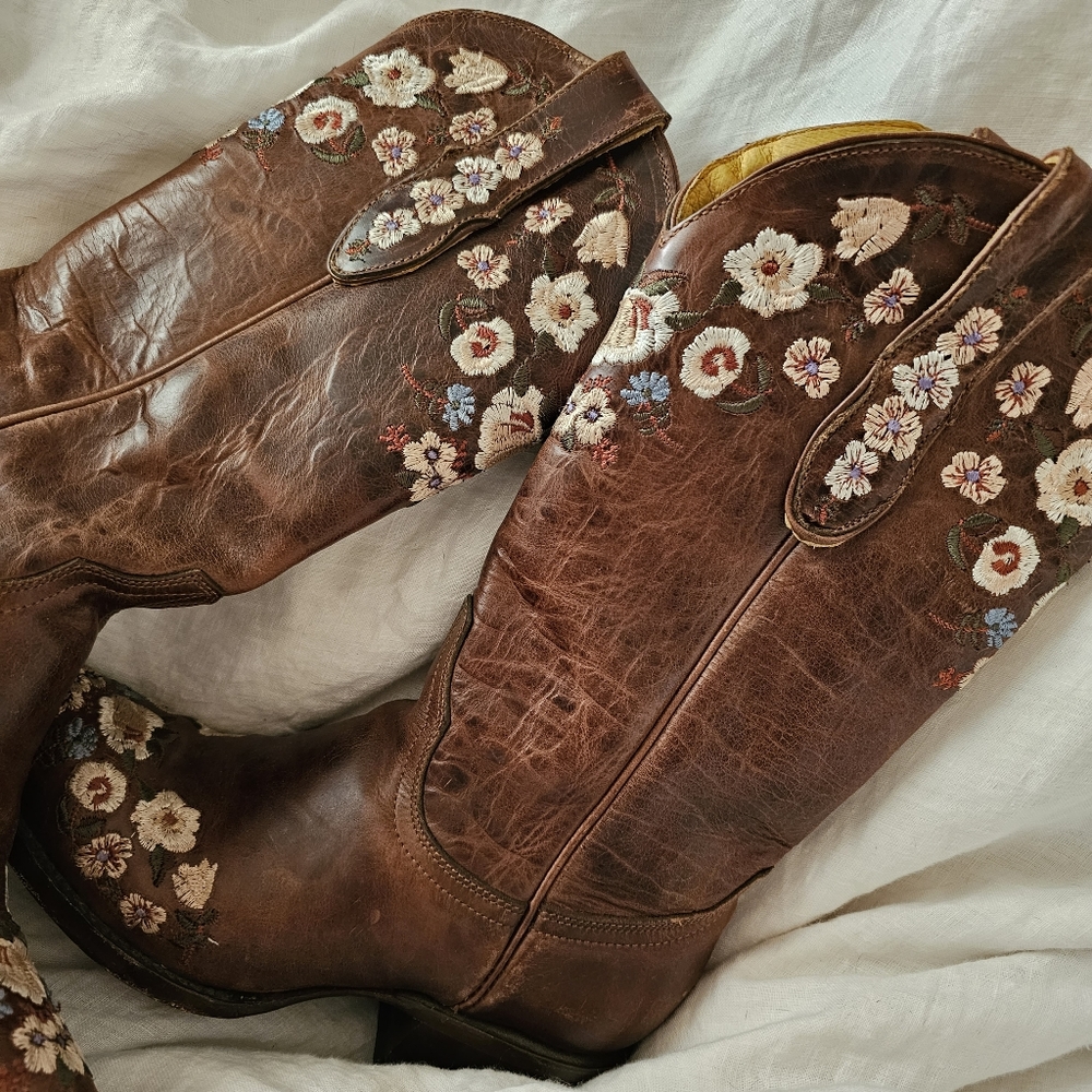 Embroidered women's cowboy boots